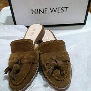 NEW  SIZE7.5M NINE WEST OLIVE GREEN SUEDE  COMFORT